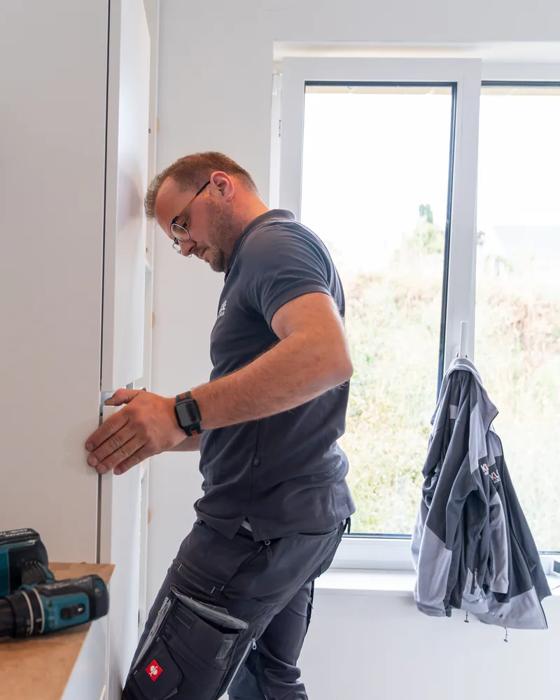 Monteur beim Anriss an der Wand