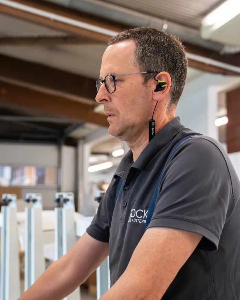 Mitarbeiter am Bedienpult der CNC