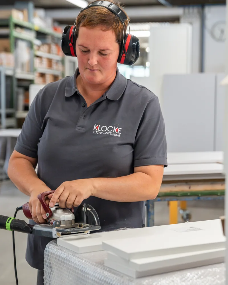 Tischlerin schleift ein Werkstück