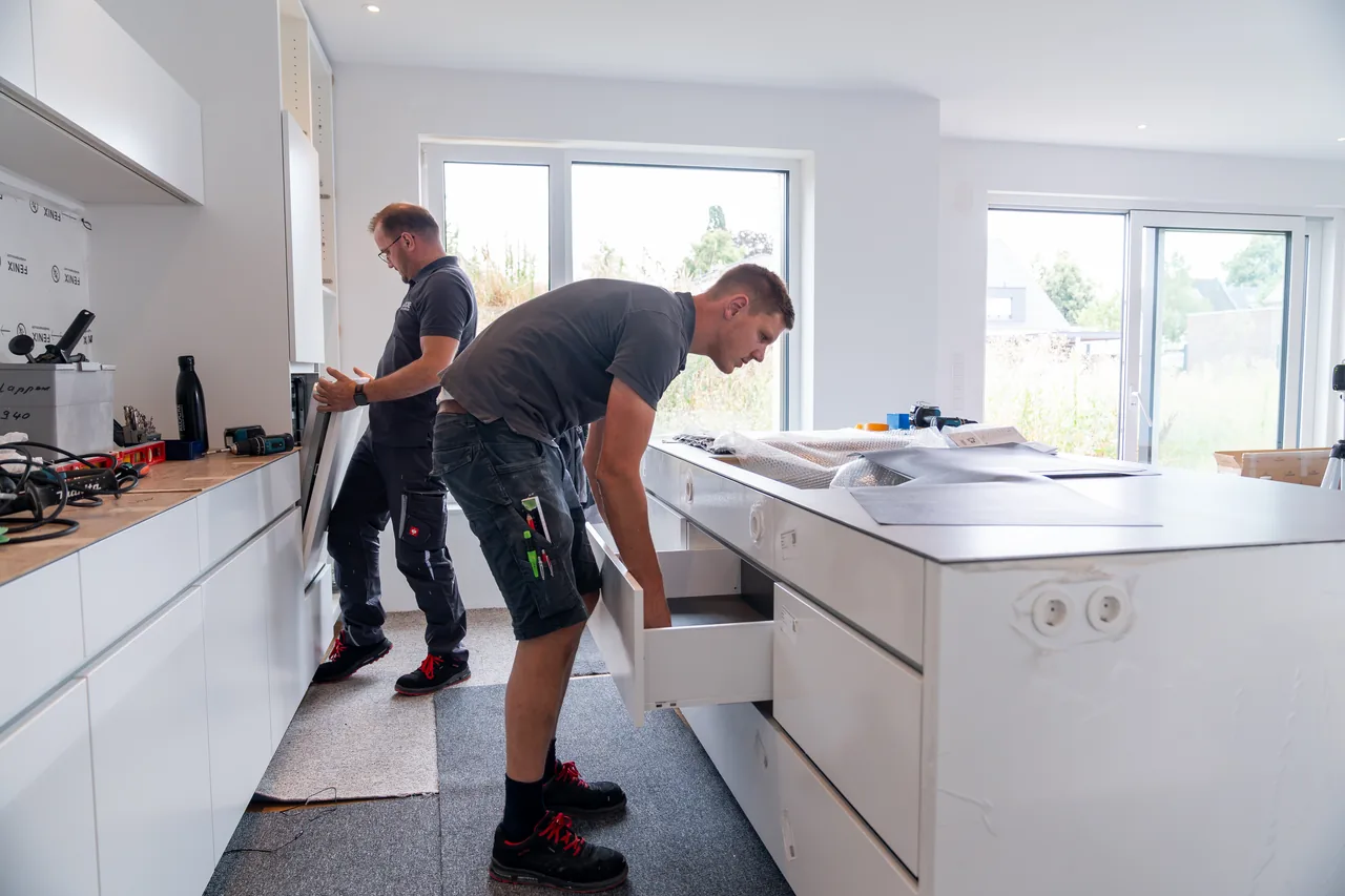 Zwei Klocke-Monteure bauen beim Kunden eine Küche ein