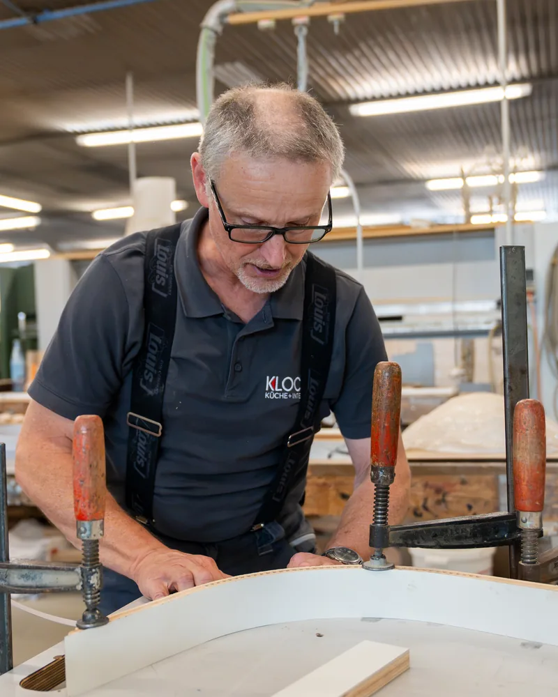 Verpressen eines Radius mit Schablone und Zwingen