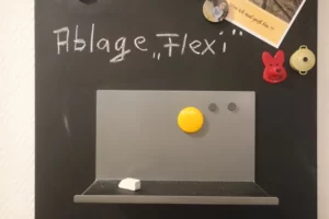 KLOCKE_Ablage_flexi_fuer_magnetische_Kreidetafel