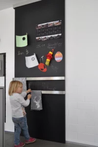 KLOCKE magnetische Kreidetafel als Schiebetuer mit Handtuchhalter in Sonderanfertigung