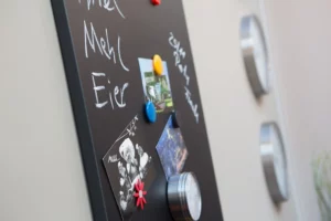 KLOCKE magnetische Kreidetafel detail seitlich