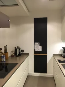 KLOCKE magnetische Kreidetafel mit Ablage auf Arbeitsplattenhoehe