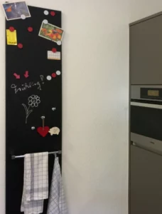 KLOCKE magnetische Kreidetafel mit Handtuchhalter chrom