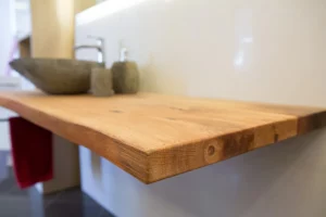 KLOCKE Aufsatzbecken Flussstein Eichenbohle Baumkante (1)