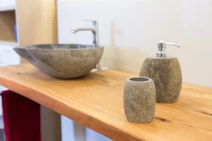 KLOCKE Aufsatzbecken Flussstein Eichenbohle Baumkante (3)