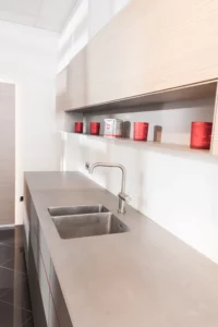 KLOCKE Ausstellungskueche Edelstahlarbeitsplatte Fenix grau maßgefertigte Küche in Borken von Klocke