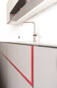 KLOCKE Ausstellungskueche Edelstahlarbeitsplatte Fenix grau corian rot maßgefertigte Küche in Borken von Klocke