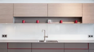 KLOCKE Ausstellungskueche Edelstahlarbeitsplatte Fenix grau roter Dekostreifen maßgefertigte Küche in Borken von Klocke