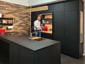 KLOCKE Ausstellungskueche schwarz matt mit Frank Klocke maßgefertigte Küche in Borken von Klocke