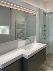 KLOCKE Badmoebel Corian eingelassener Spiegelschrank Loftwohnung Duschkabine