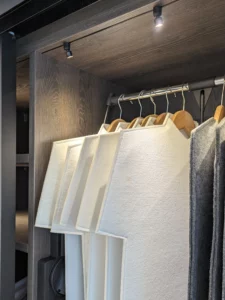 KLOCKE Kleiderschrank mit Schiebetueren Kleiderlift flexible Beleuchtung