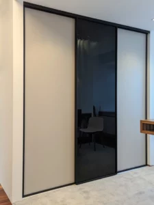 KLOCKE Kleiderschrank mit Schiebetueren Raumplus Glas Parsolschwarz