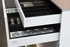 KLOCKE Schubkasteneinteilung in der Ausstellung maßgefertigte Küche in Borken von Klocke