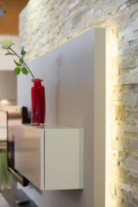 KLOCKE TV Moebel Ausstellung creme matt Steinrueckwand (1)