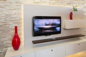 KLOCKE TV Moebel Ausstellung creme matt Steinrueckwand (2)