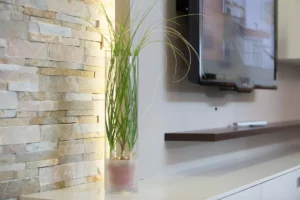 KLOCKE TV Moebel Ausstellung creme matt Steinrueckwand (3)