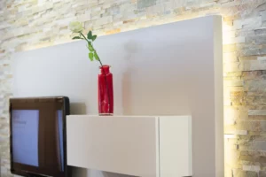 KLOCKE TV Moebel Ausstellung creme matt Steinrueckwand (4)