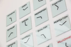 KLOCKE Wandkacheln Leitlinien in der Ausstellung