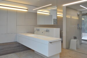 KLOCKE Waschtisch Corian Glasfronten Eiche