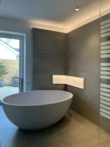 KLOCKE freistehende Badwanne mit Eckregal beleuchtet