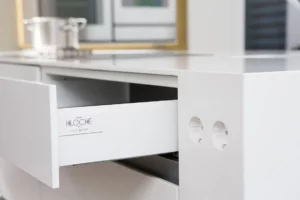 maßgefertigte Küche in Borken von KlockeAktivkueche Kochinsel mit Steckdosen aus Corian