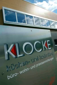 Klocke Fassade Steele mit Logo