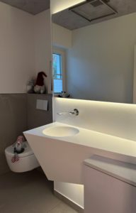 KLOCKE Gaeste WC Corian Spiegel mit Effektbeleuchtung im Sauerland